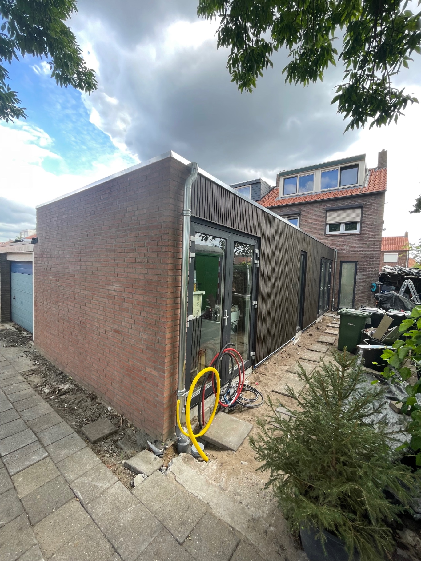Aanbouw met gevelbekleding door Frank van der Woude Bouw